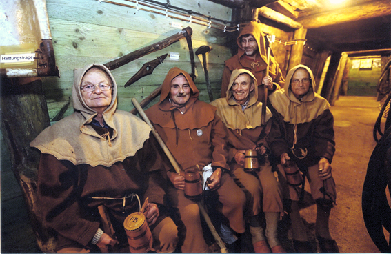 Hier im Schaustollen in historischem Gewand