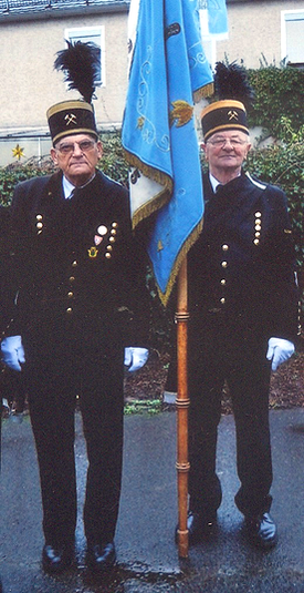 Bild Georg Schaller und Heinrich Kölbel als Fahnenträger